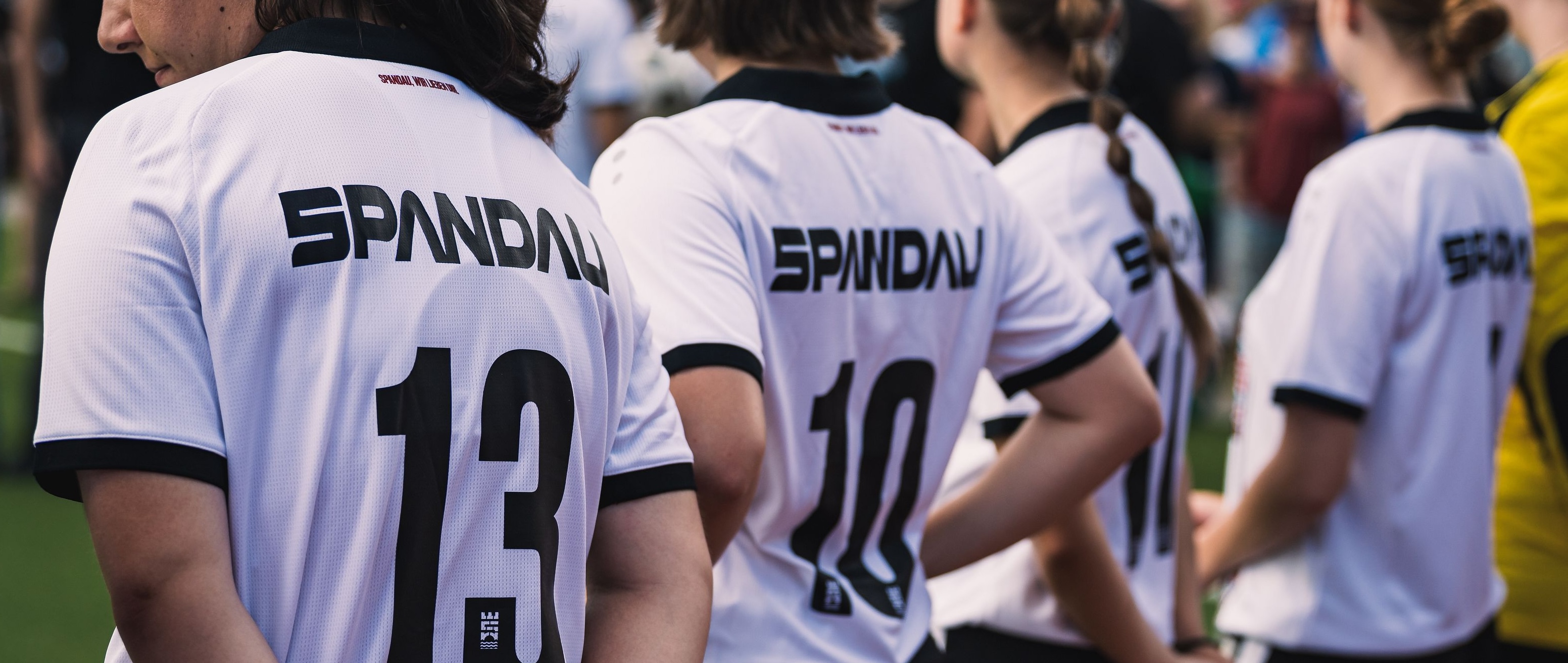 Mannschaft des 1. Eintracht Spandau e.V. vor dem Juliusturm